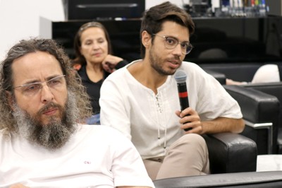 Iago Hairon faz perguntas durante o debate