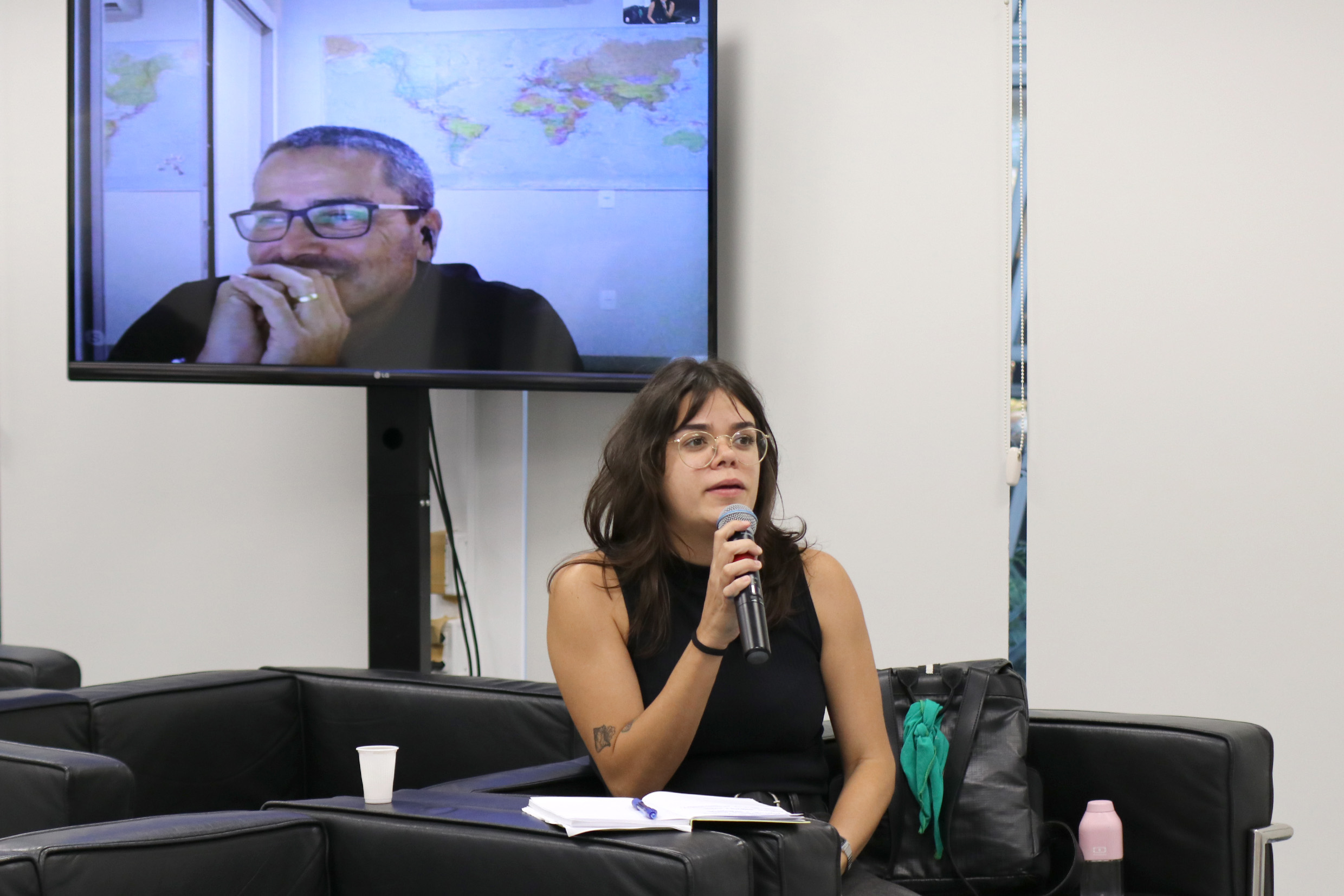 Livia Kalil fala durante o debate