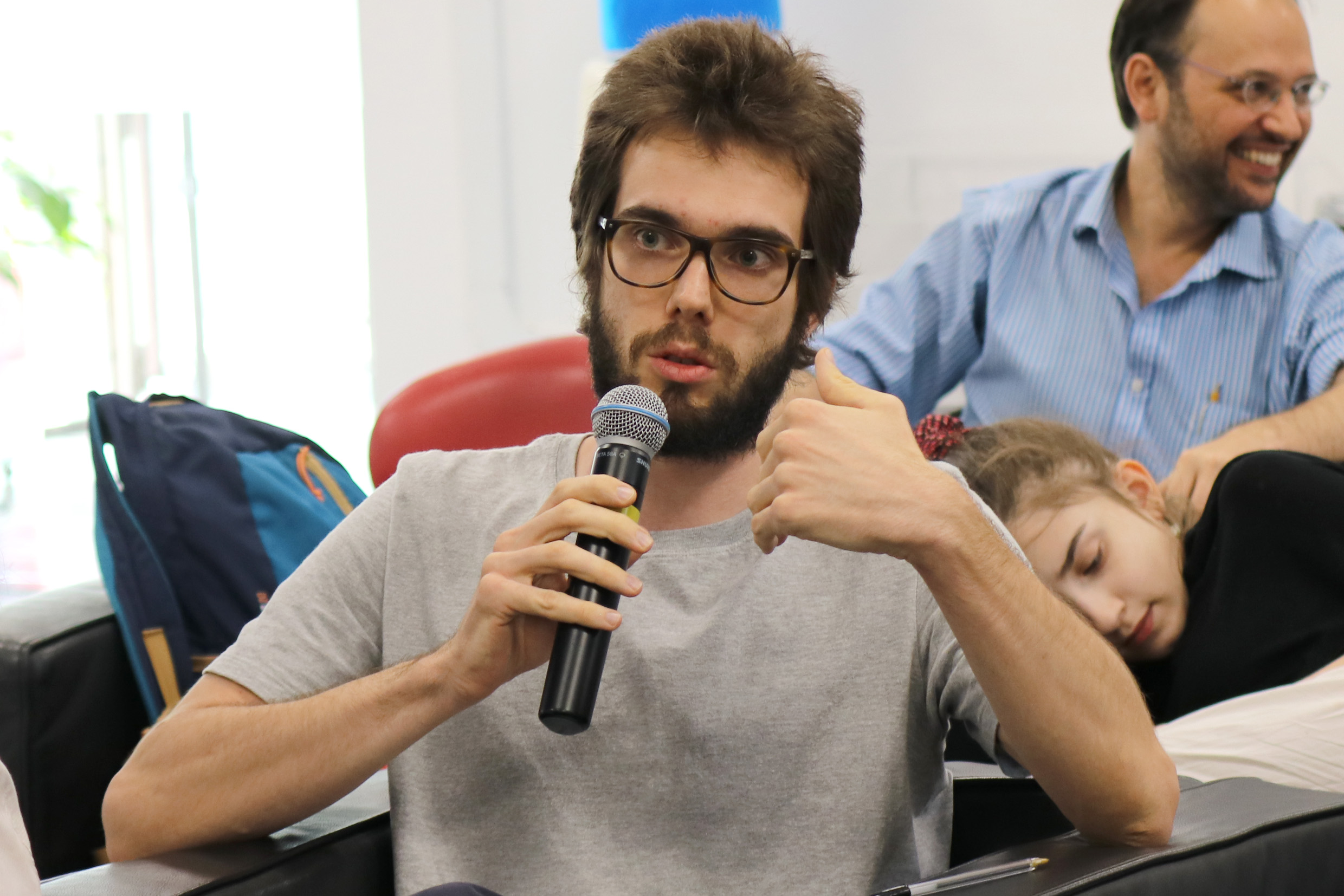Participante do público faz perguntas aos expositores