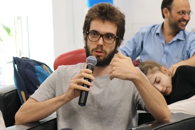 Participante do público faz perguntas aos expositores