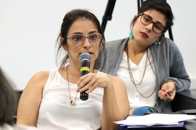 Participante do público faz perguntas aos expositores