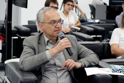 Participante do público faz perguntas durante o debate