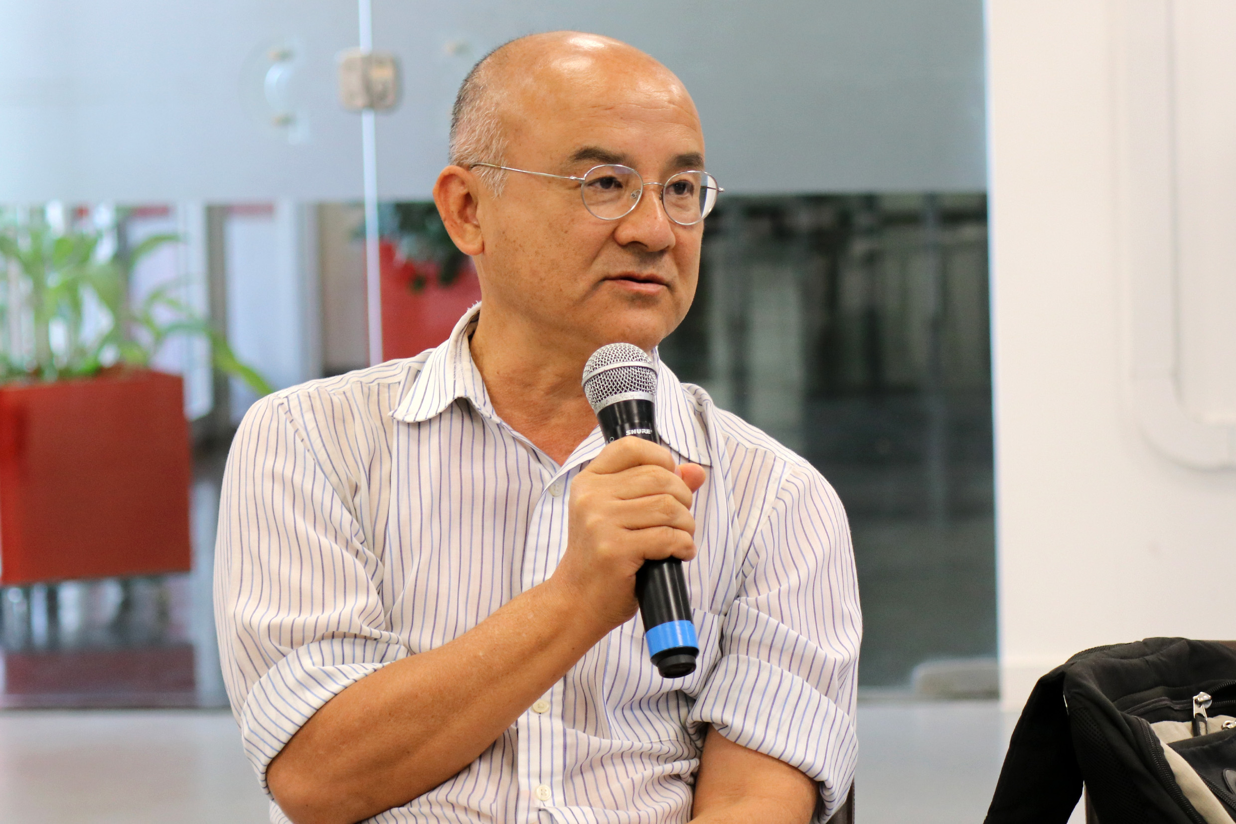 Haluo Hirata faz perguntas durante o debate