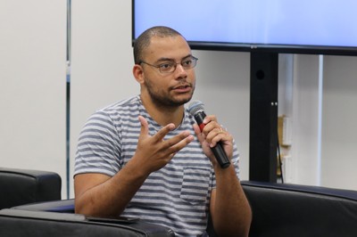 Neilton Ferreira Junior faz perguntas durante o debate