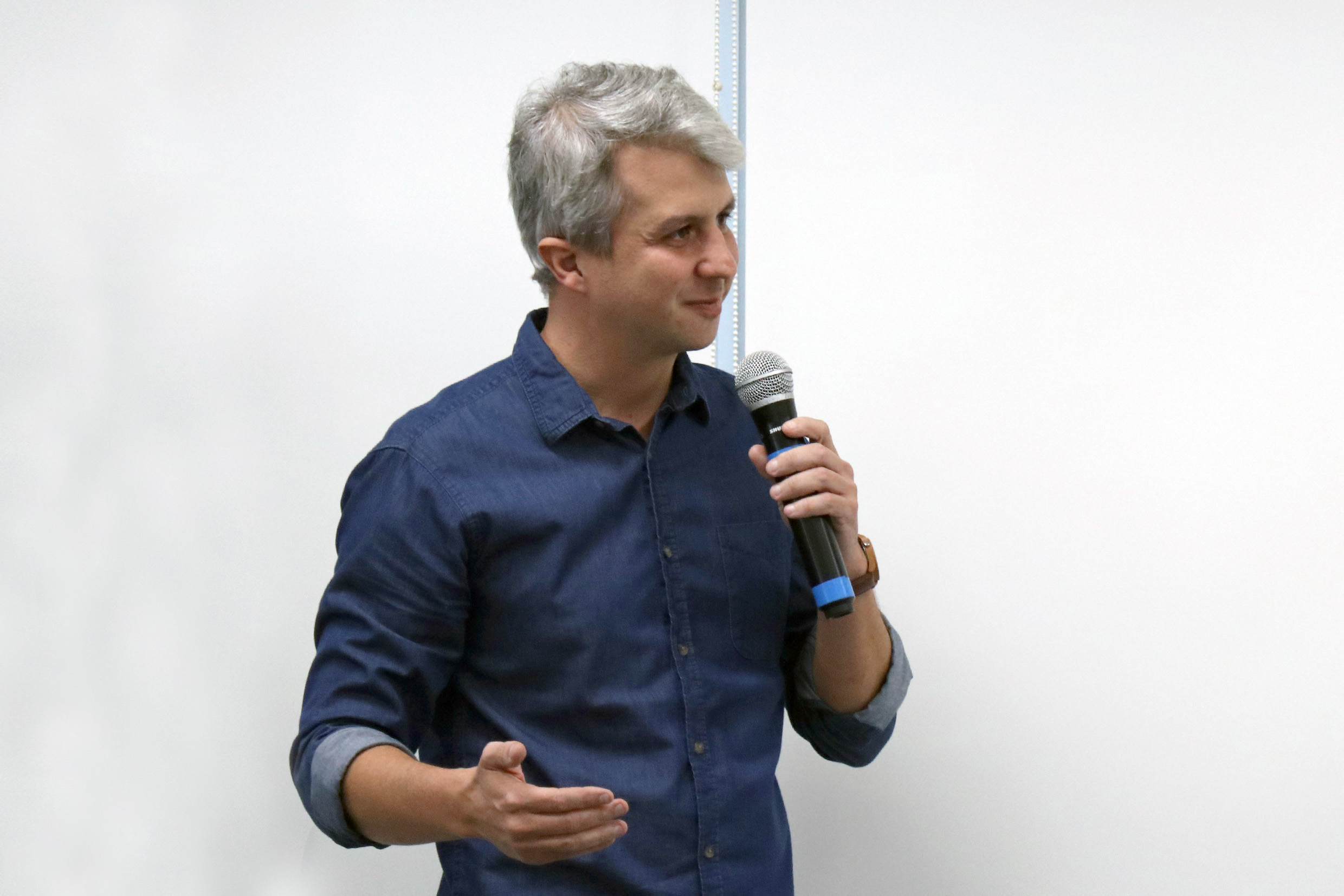 Rafael Campos Veloso faz perguntas aos expositores