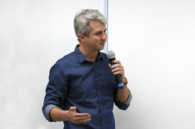 Rafael Campos Veloso faz perguntas aos expositores