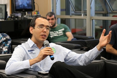 William Douglas de Almeida fala durante o debate