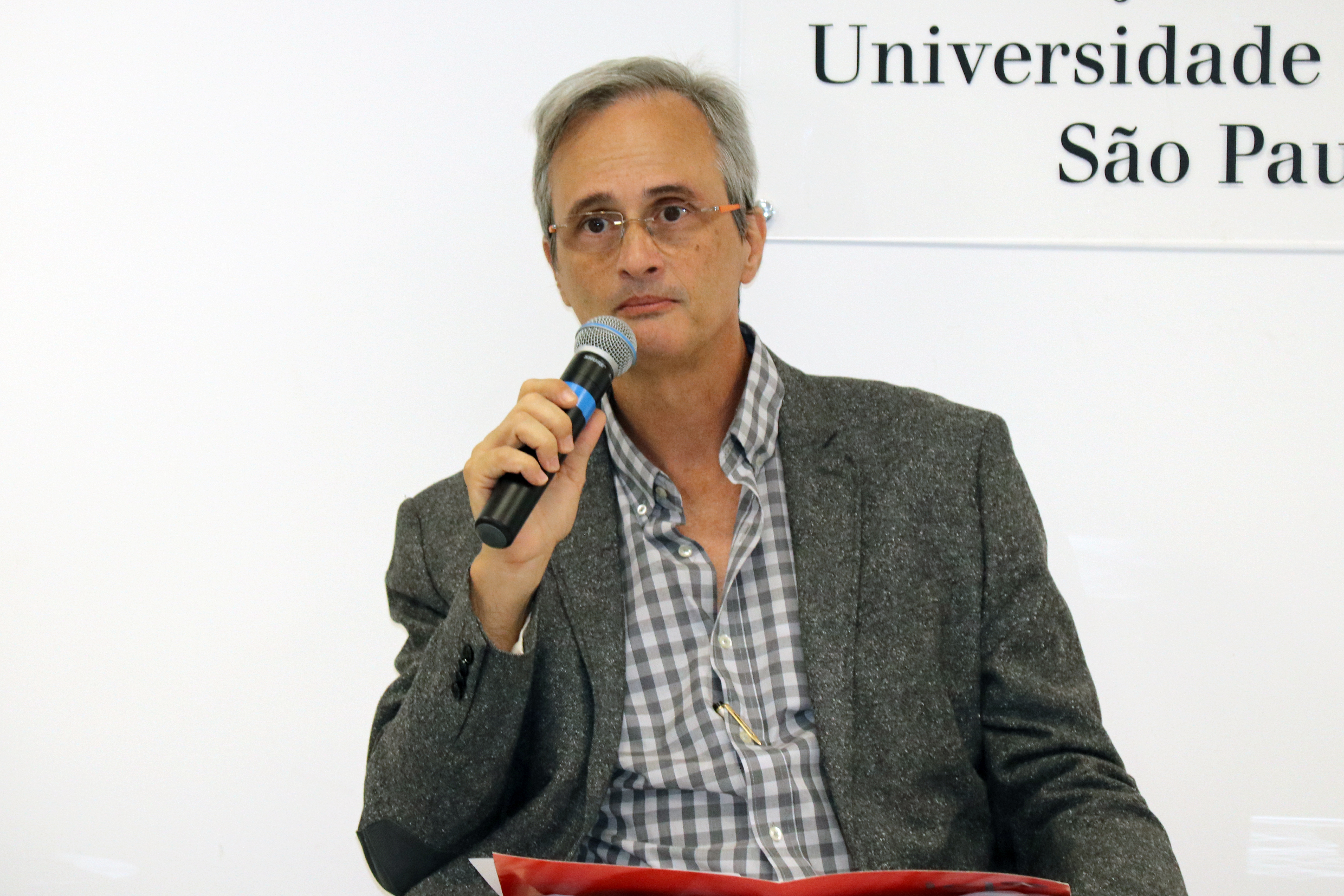 Mauricio Pietrocola abre o evento e apresenta o expositor