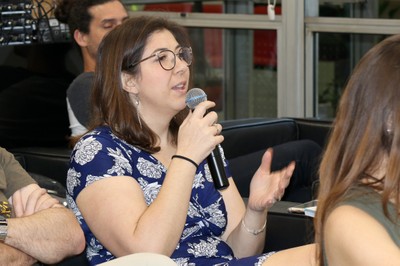 Participante do público faz perguntas ao expositor