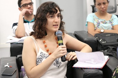 Participante do público faz perguntas ao expositor