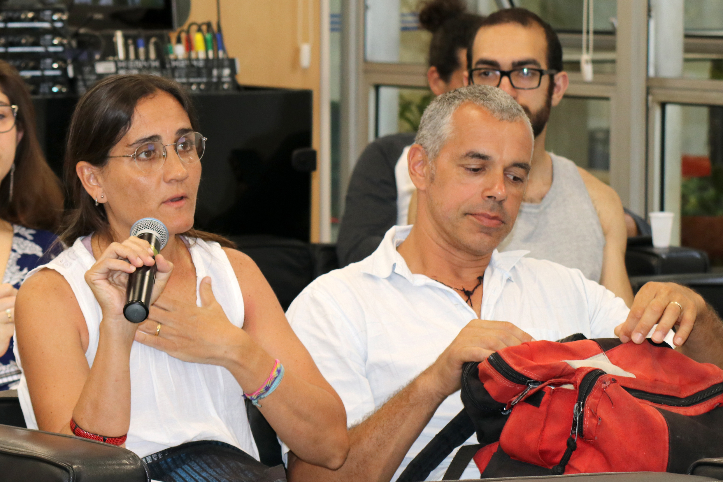 Participante do público faz perguntas ao expositor