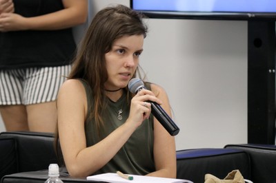 Participante do público faz perguntas durante o debate