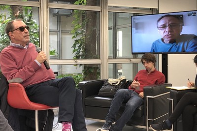 Rubens Mano faz pergunta ao expositor via Skype