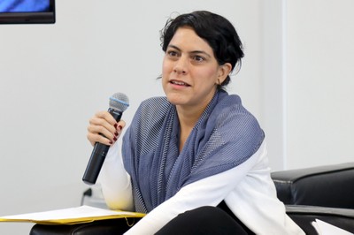 Julia Buenaventura faz perguntas ao expositor