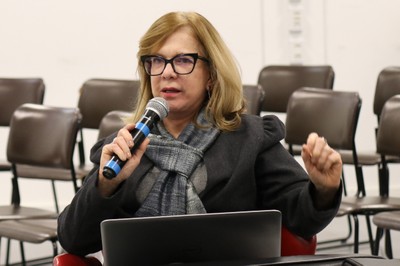 Anália Ribeiro faz perguntas aos expositores