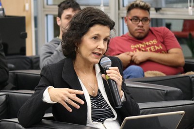 Participante do público faz perguntas aos expositores