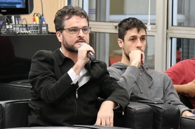 Participante do público faz perguntas durante o debate