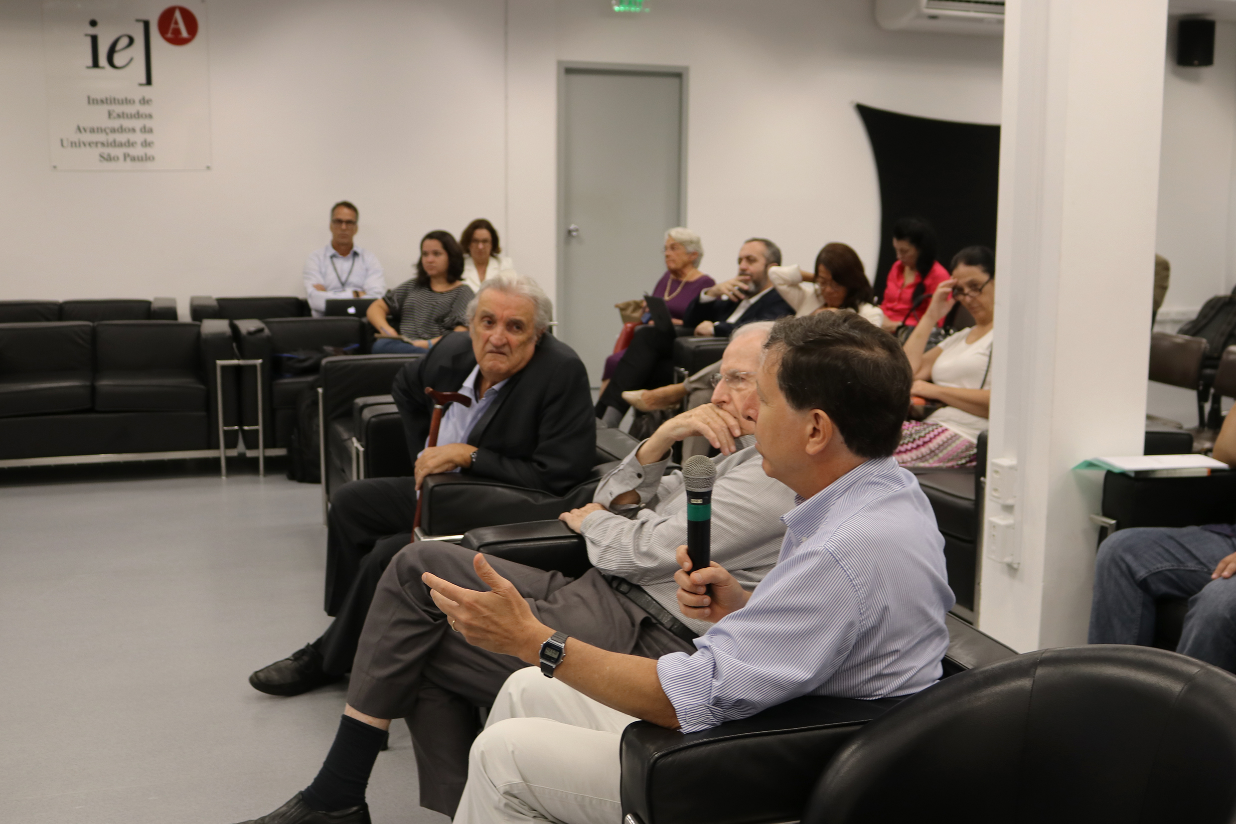 Participante do público faz pergunta durante o debate