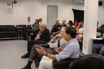 Participante do público faz pergunta durante o debate