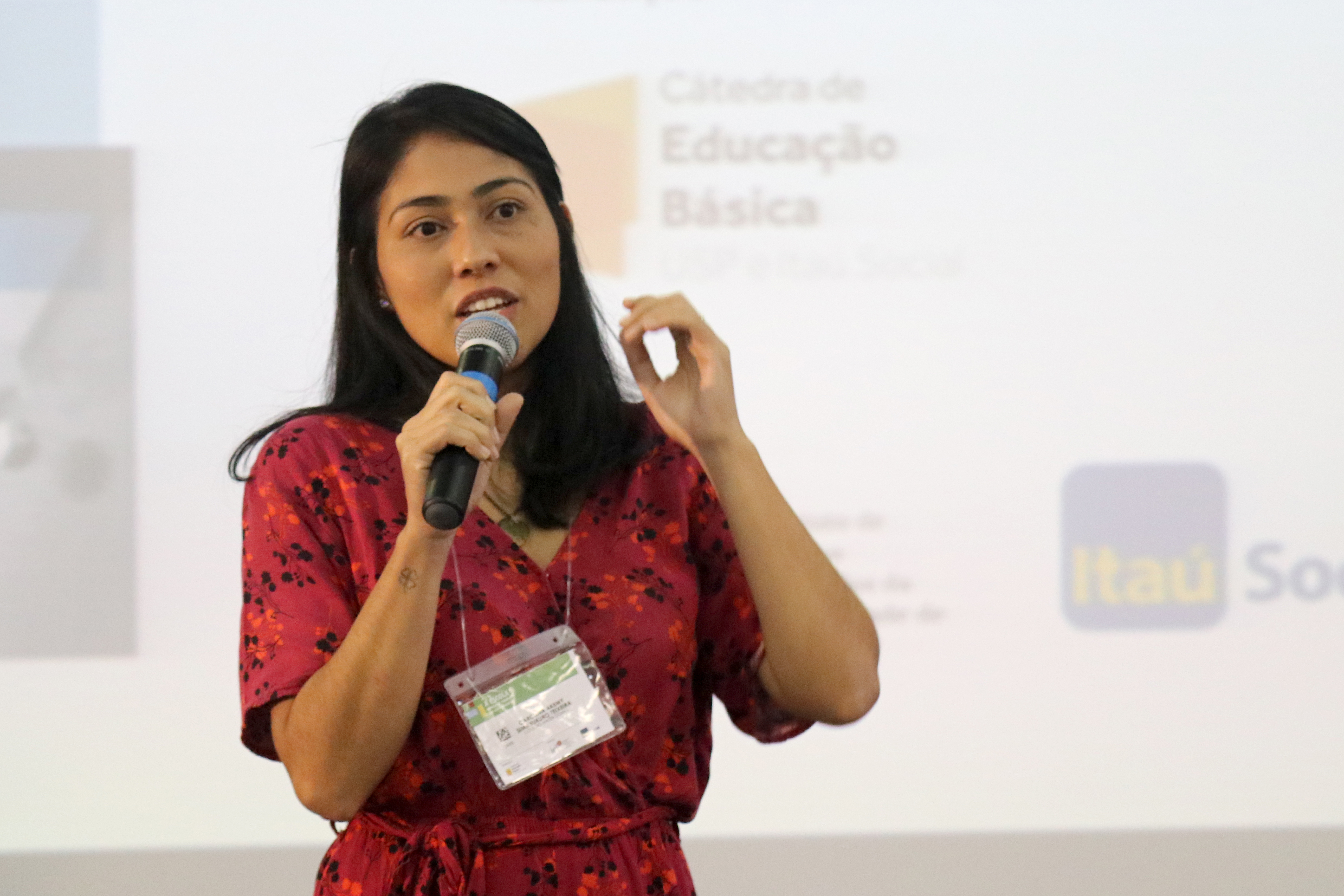 Carolina Akemy Simabukuro Teixeira, representante do Grupo Temático "Escola desenvolvimento de interesses"
