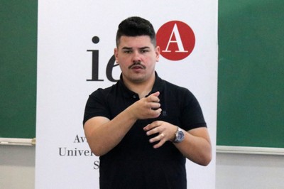 Cleber Bordini, tradutor de libras