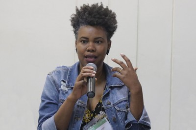 Juliana Yade fala durante o debate