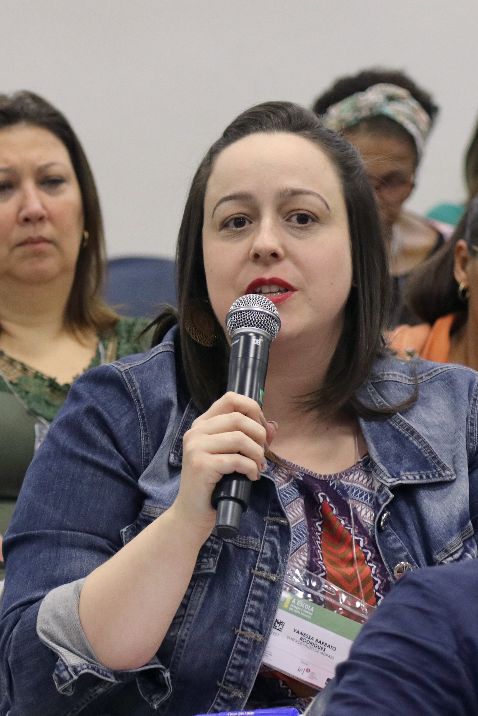 Participante faz perguntas aos expositores durante o debate