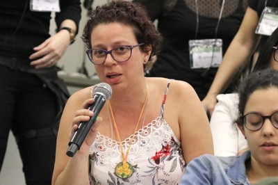 Participante faz perguntas durante o debate
