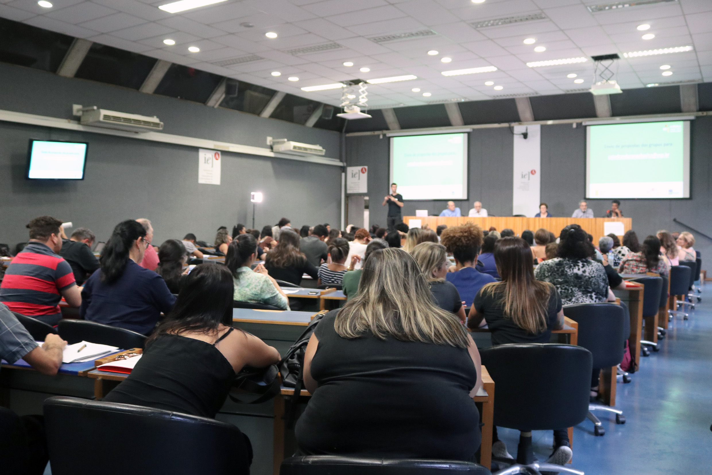 Apresentação dos Grupos temáticos e debate com a plateia
