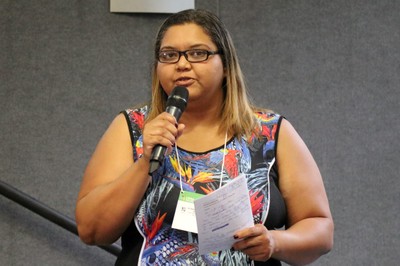Elisângela França Machado apresenta as conclusões do Grupo Temático "Trabalho Pedagógico Coletivo"