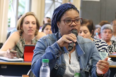 Participante faz perguntas a expositora