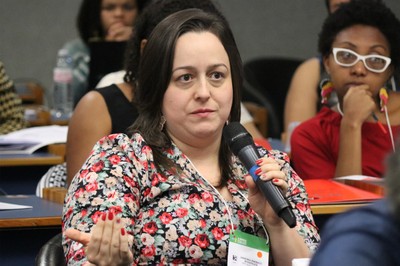 Participante faz perguntas a expositora