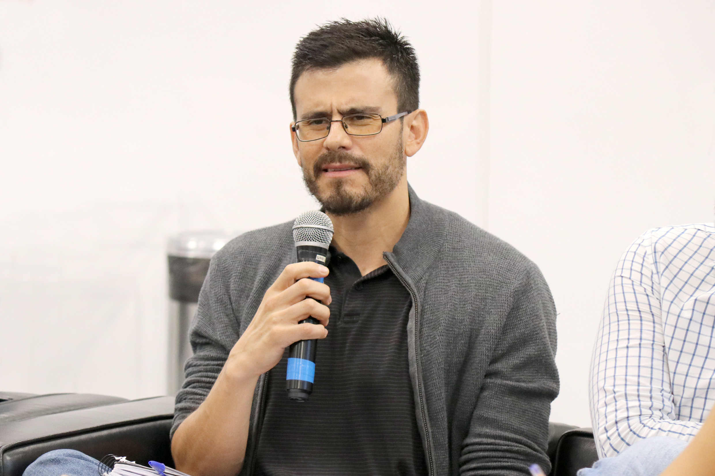 Participante do público faz perguntas ao expositor durante o debate - 11/04/2019