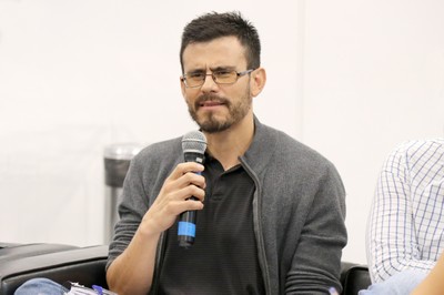 Participante do público faz perguntas ao expositor durante o debate - 11/04/2019