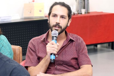 Participante do público faz perguntas ao expositor durante o debate - 11/04/2019