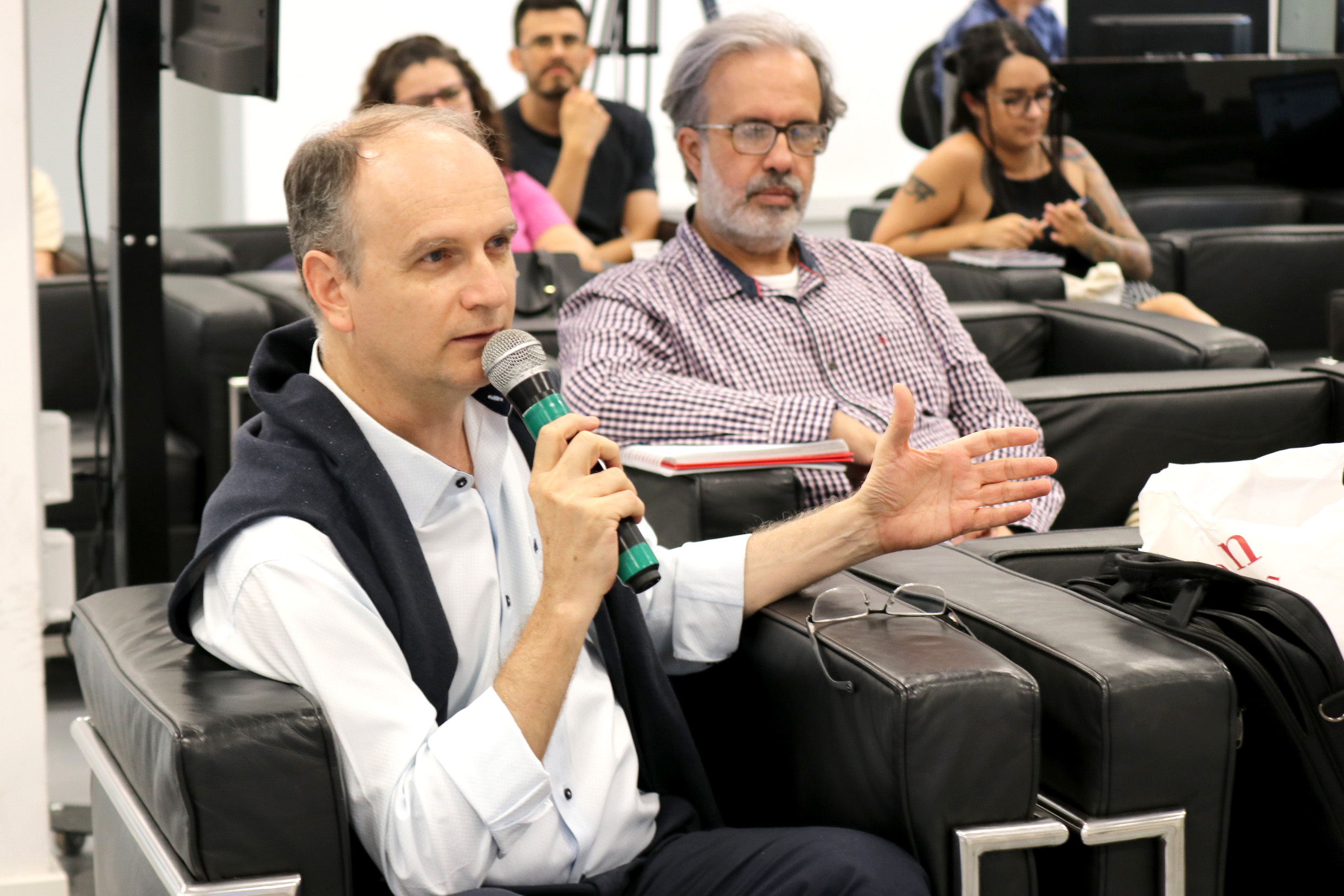 Participante do público faz perguntas ao expositor durante o debate
