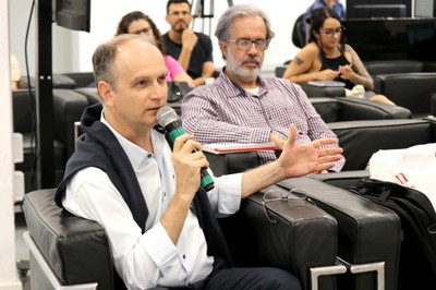 Participante do público faz perguntas ao expositor durante o debate