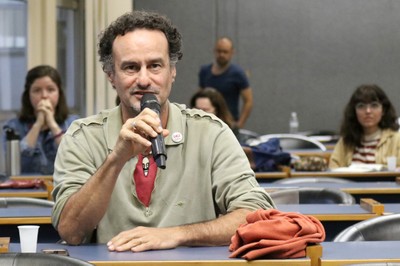 Participante do publico faz perguntas durante o debate