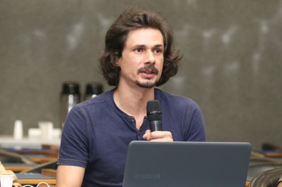 Participante do público faz perguntas ao expositor