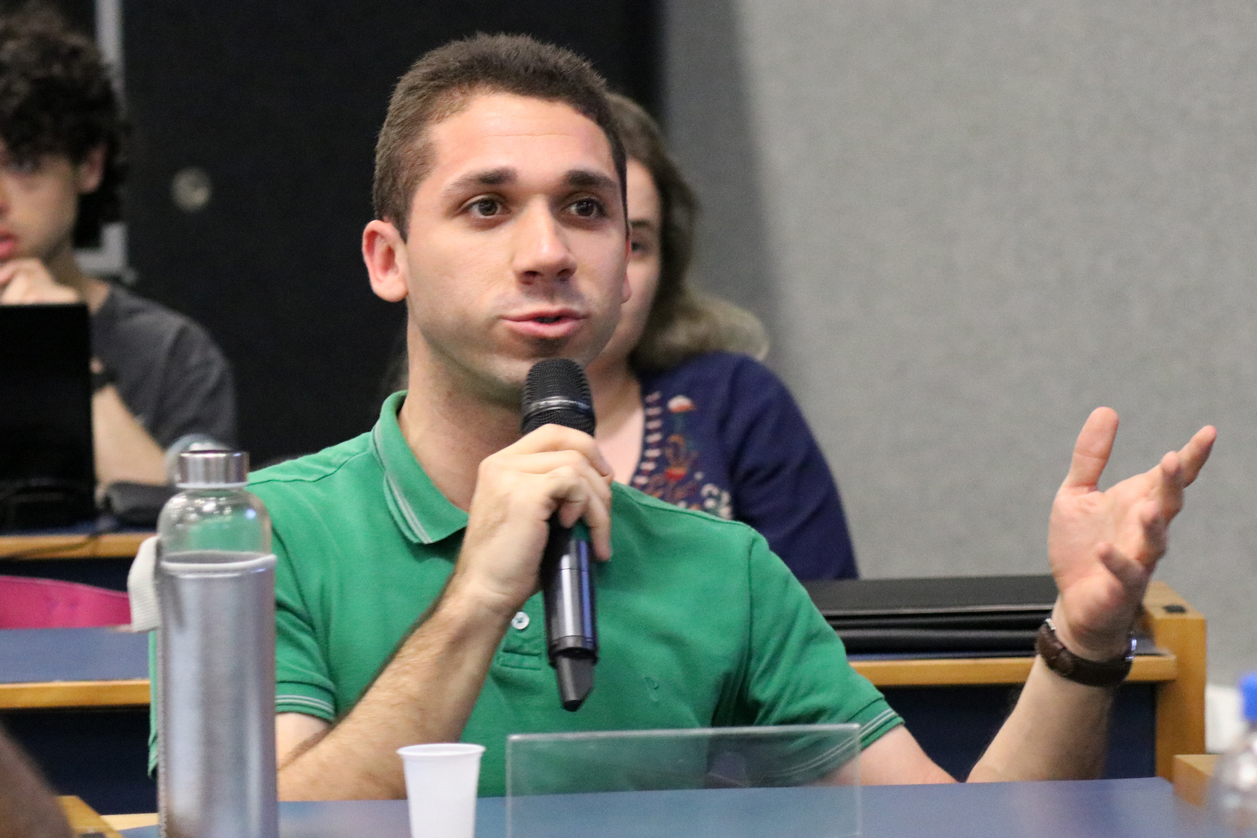Participante do público faz perguntas aos expositores