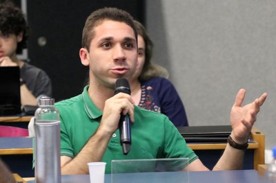 Participante do público faz perguntas aos expositores