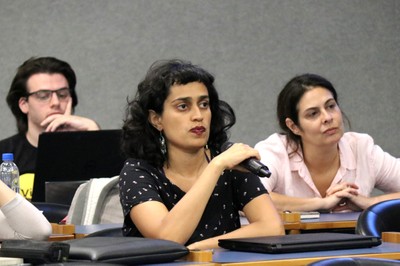 Participante do público faz perguntas aos expositores