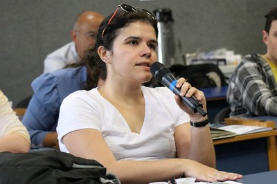 Participante do público faz perguntas ao expositor