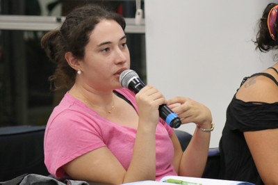 Participante do público faz perguntas ao expositor