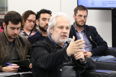Marcos Buckeridge faz perguntas durante o debate