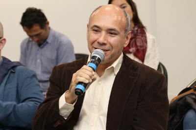 Wagner Costa Ribeiro faz perguntas aos expositores