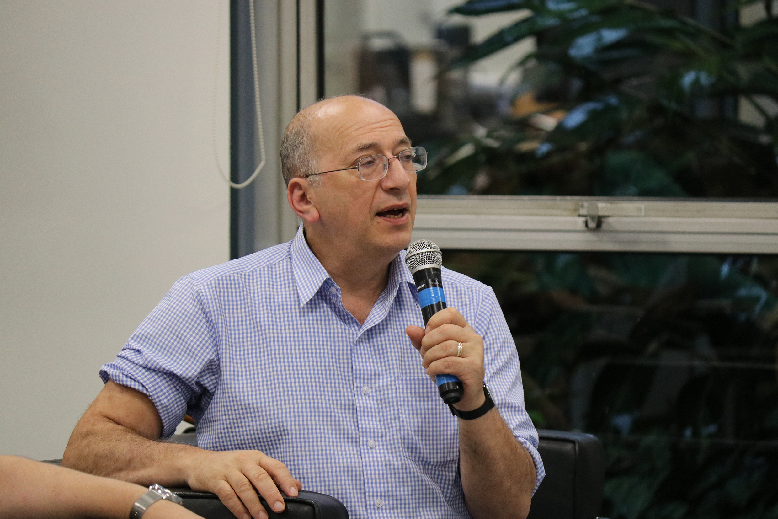 Brian Hurwitz faz pergunta aos expositores