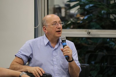 Brian Hurwitz faz pergunta aos expositores