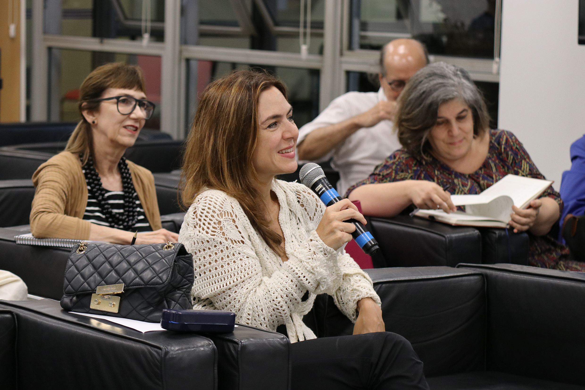 Fabiana Buitor Carelli faz pergunta aos expositores