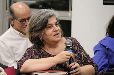 Participante do público faz pergunta aos expositores